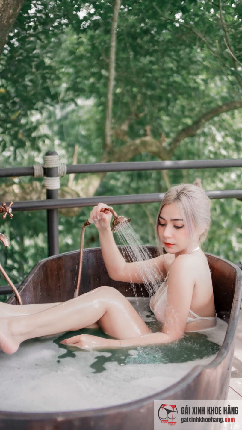 Hot girl Thái Lan Namo Manita khoe vòng 1 cực đẫy đà