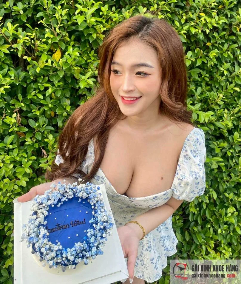 Cùng ngắm nhìn loạt ảnh xôi thịt cực đẫy đà của Bảo Trân