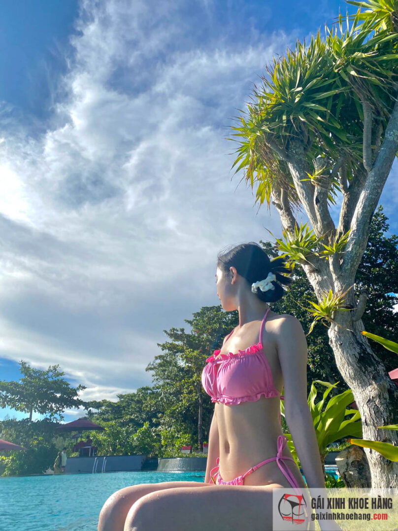 Nàng thơ Jun Vũ khiến fan bỏng mắt với loạt ảnh bikini