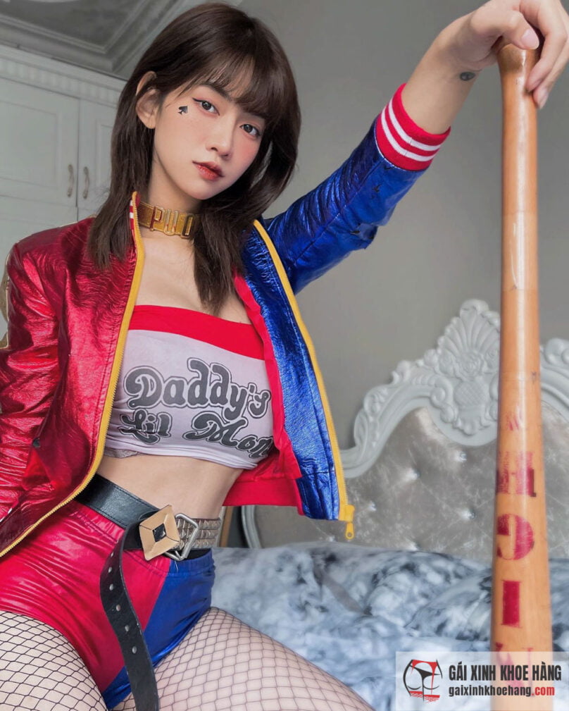 Hot girl Lê Bống show vòng eo nhỏ đến khó tin