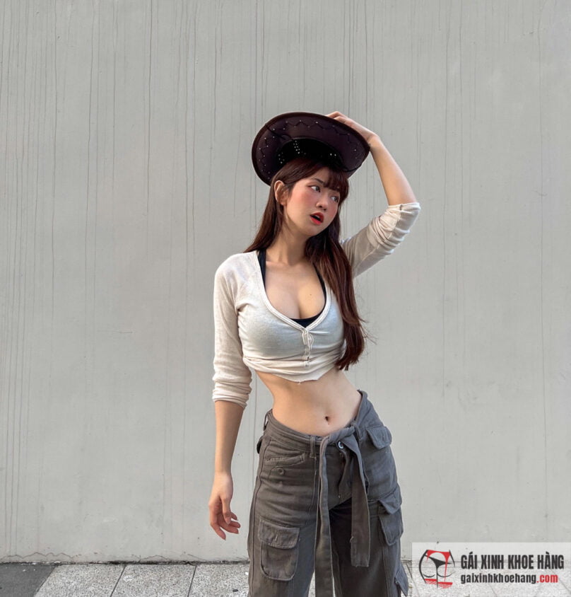 Ngắm loạt ảnh khoe vòng eo nhỏ đến khó tin của Lê Bống