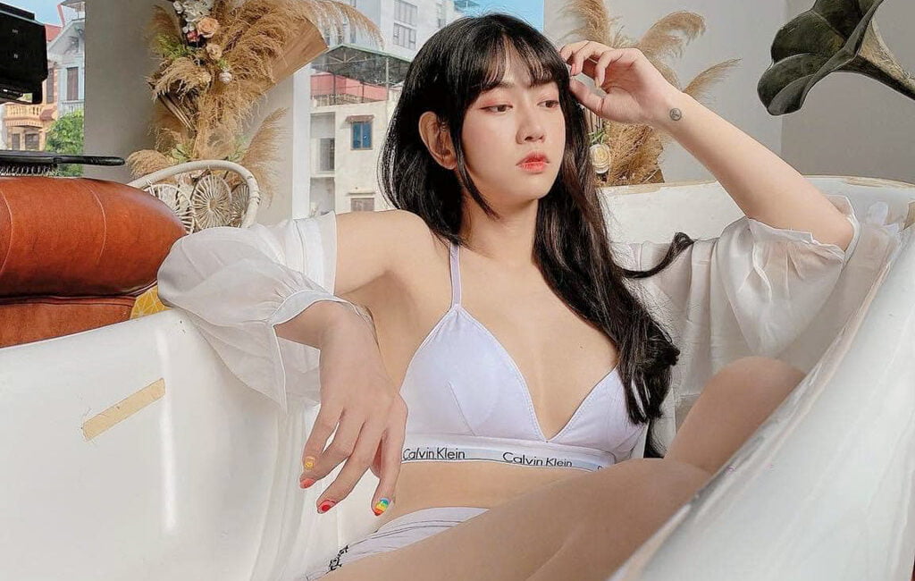 Hot girl Lê Bống show vòng eo nhỏ đến khó tin