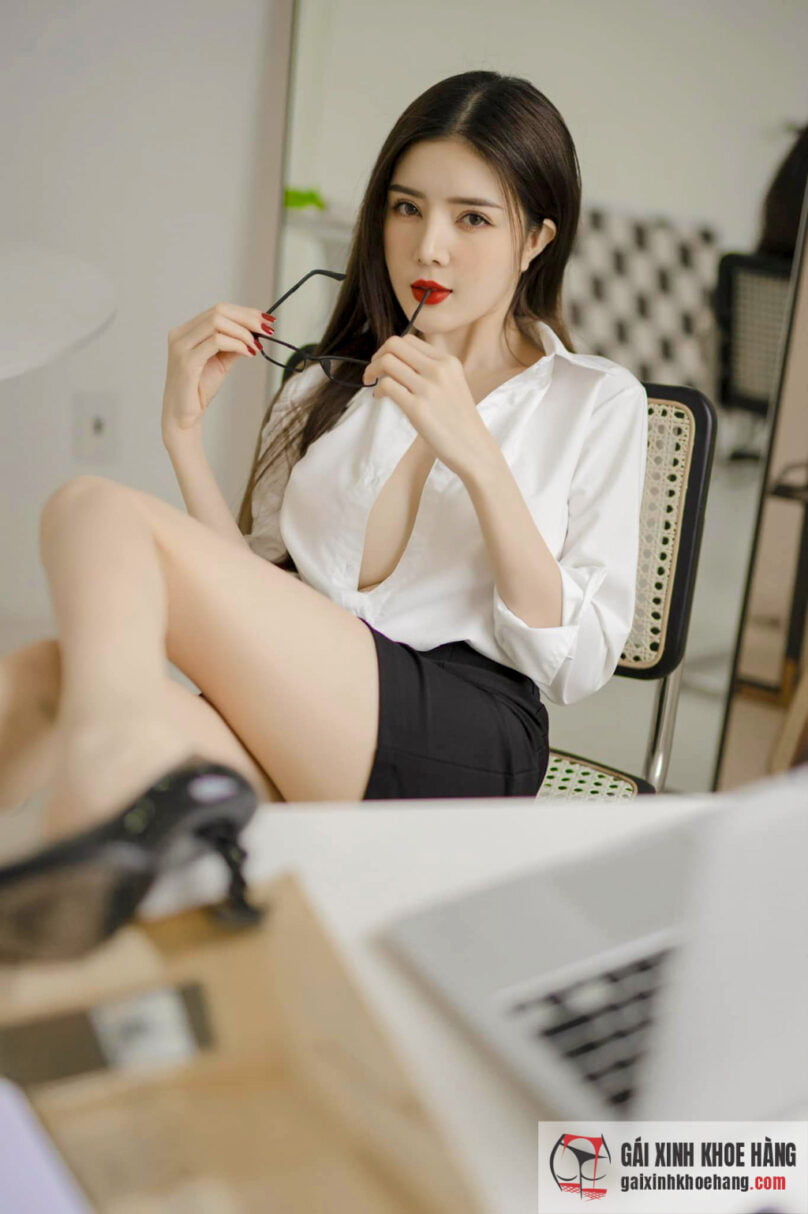 Ngắm nhìn loạt ảnh khoe đường cong nóng bỏng của búp bê sống Việt Nam