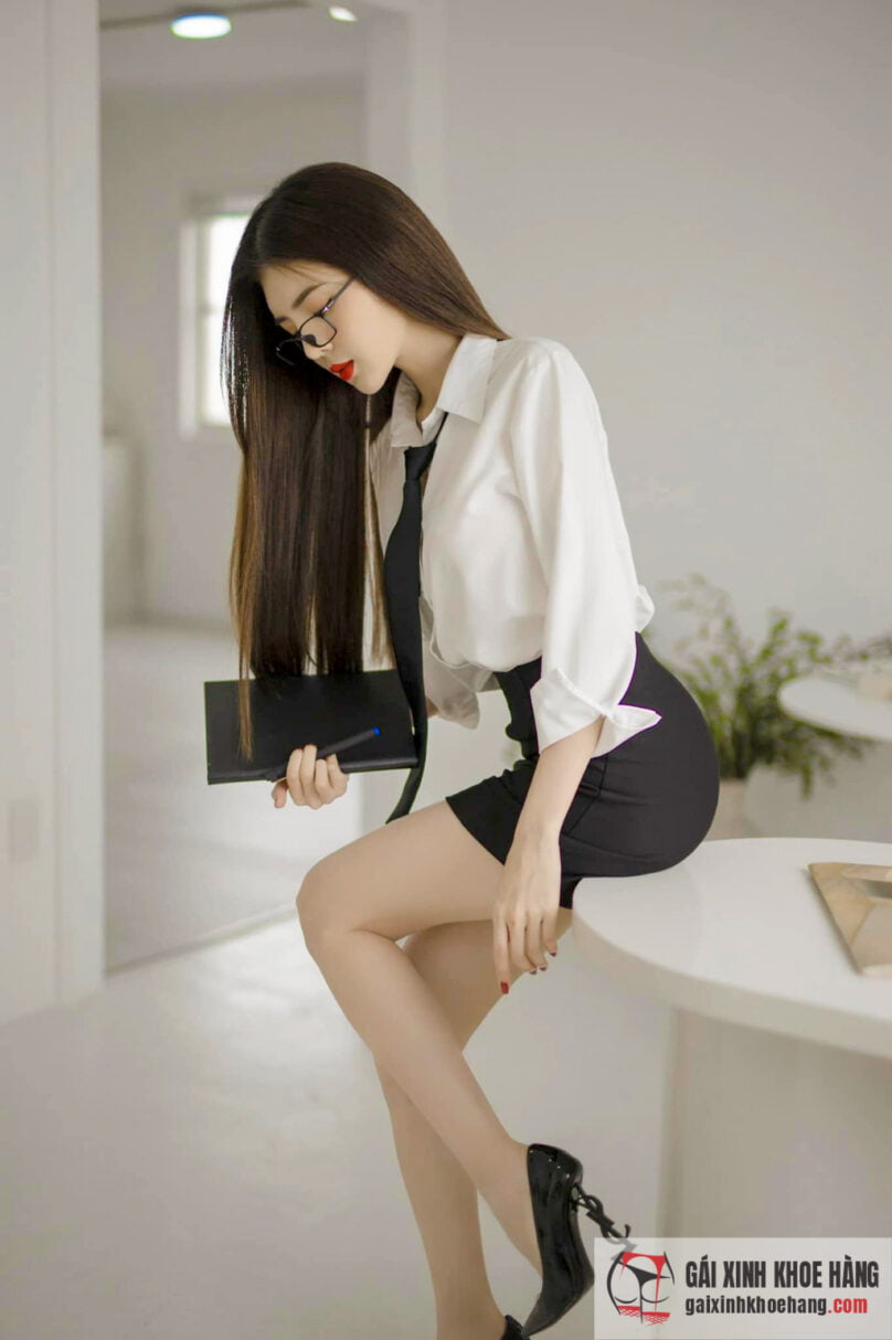 Ngắm nhìn loạt ảnh khoe đường cong nóng bỏng của búp bê sống Việt Nam