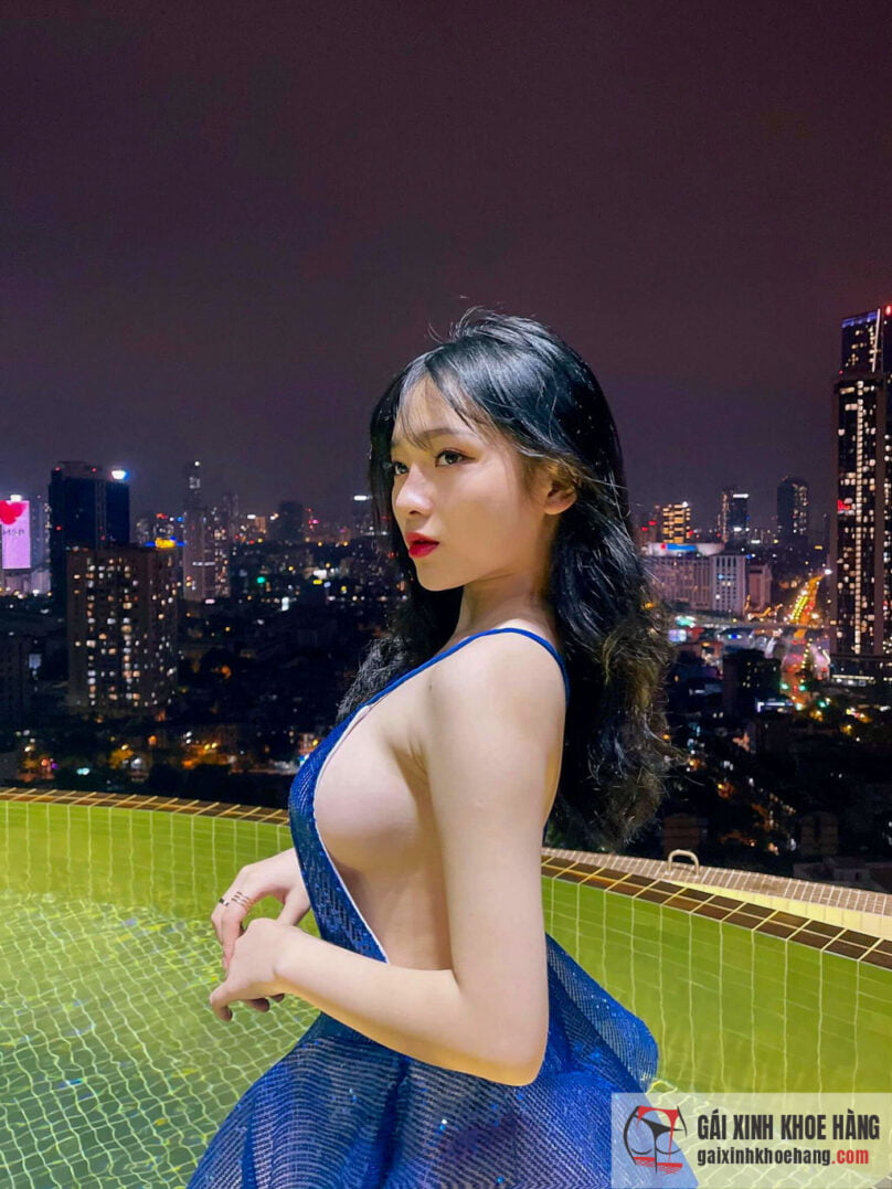 Hot girl Nguyễn Hoàng Linh Chi khoe vòng 1 cực khủng