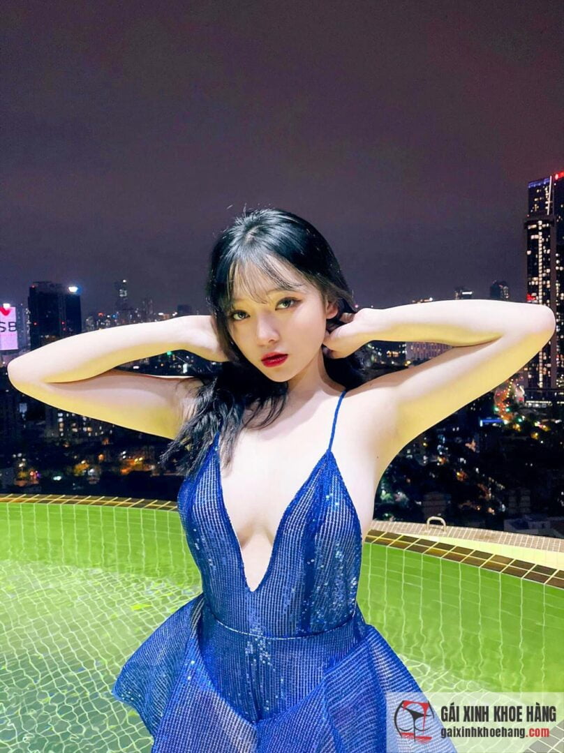 Hot girl Nguyễn Hoàng Linh Chi khoe vòng 1 cực khủng