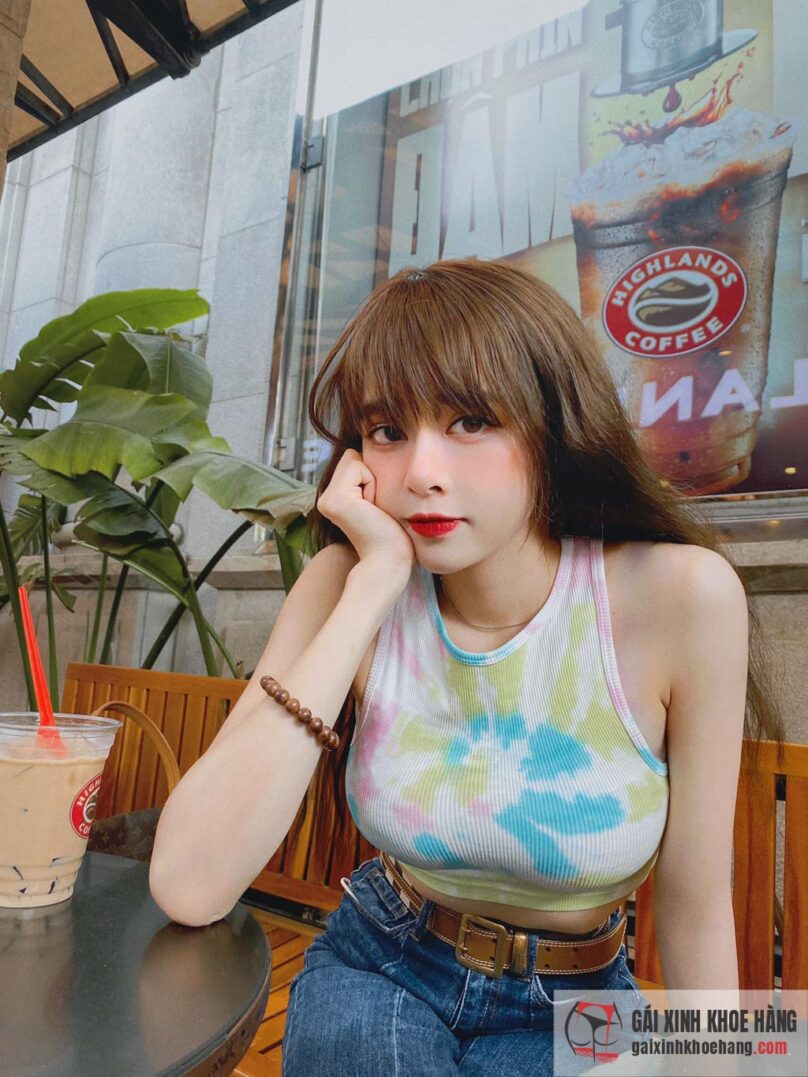 Cùng ngắm loạt ảnh khoe vòng 1 cực phẩm của Trần Bích Hạnh