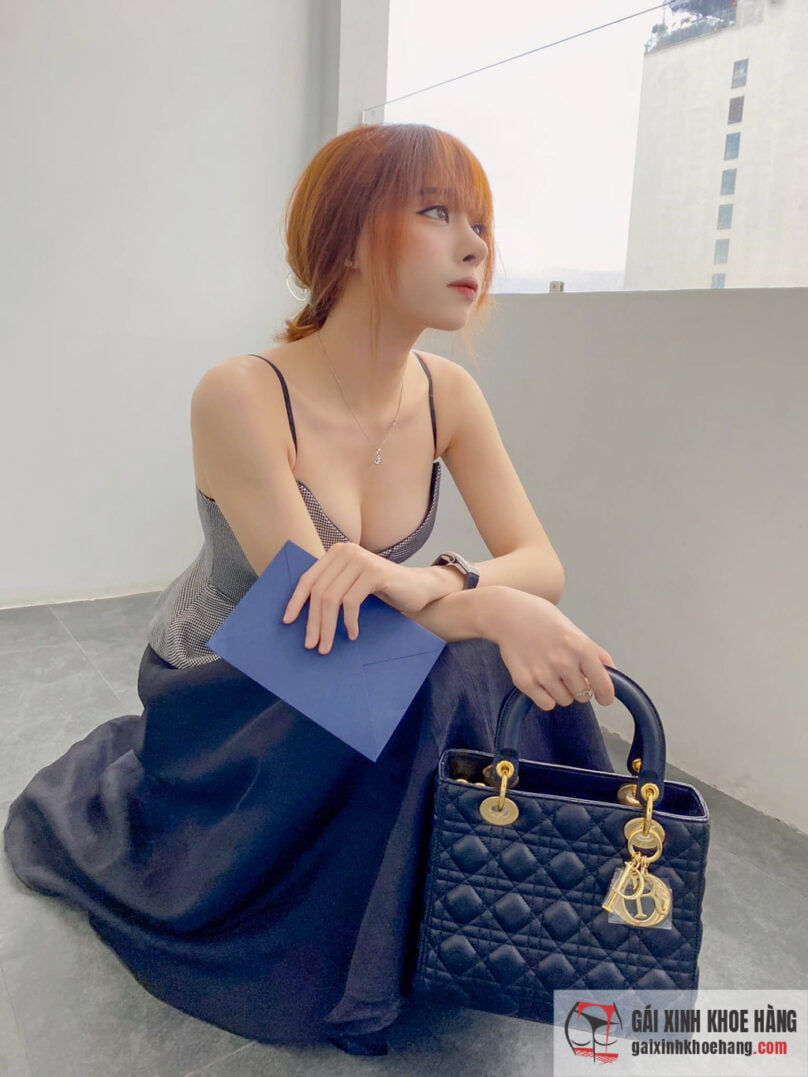 Cùng ngắm loạt ảnh khoe vòng 1 cực phẩm của Trần Bích Hạnh