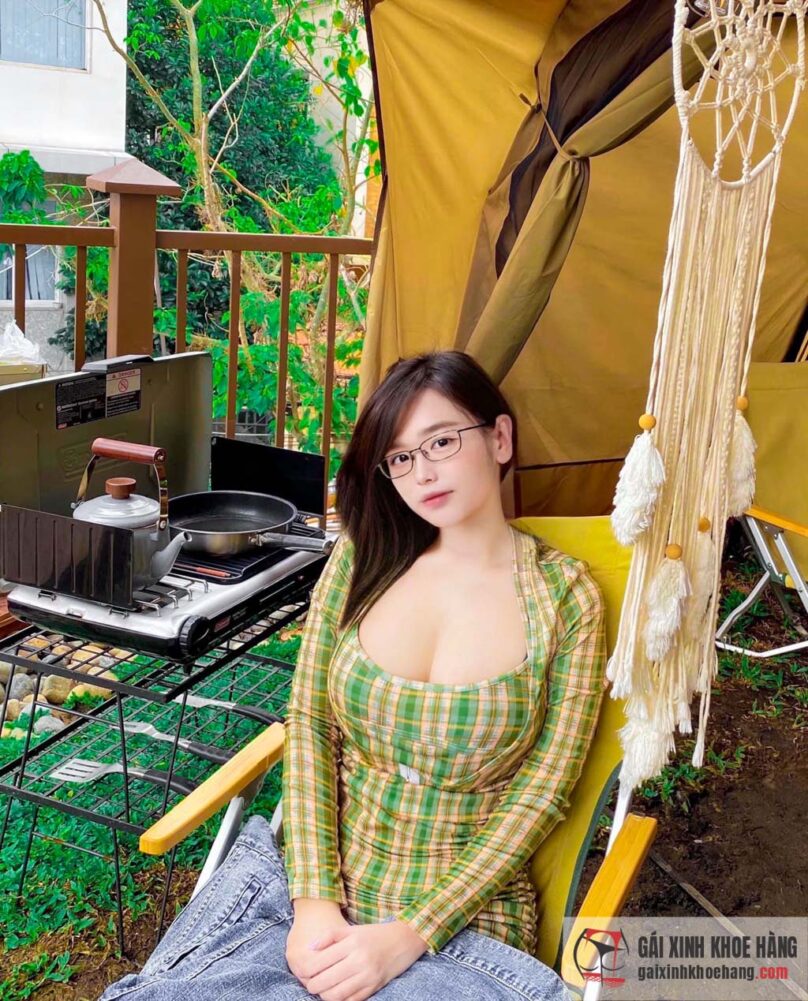 Loạt ảnh hot girl Trần Minh Thiên Di khoe ngực khủng
