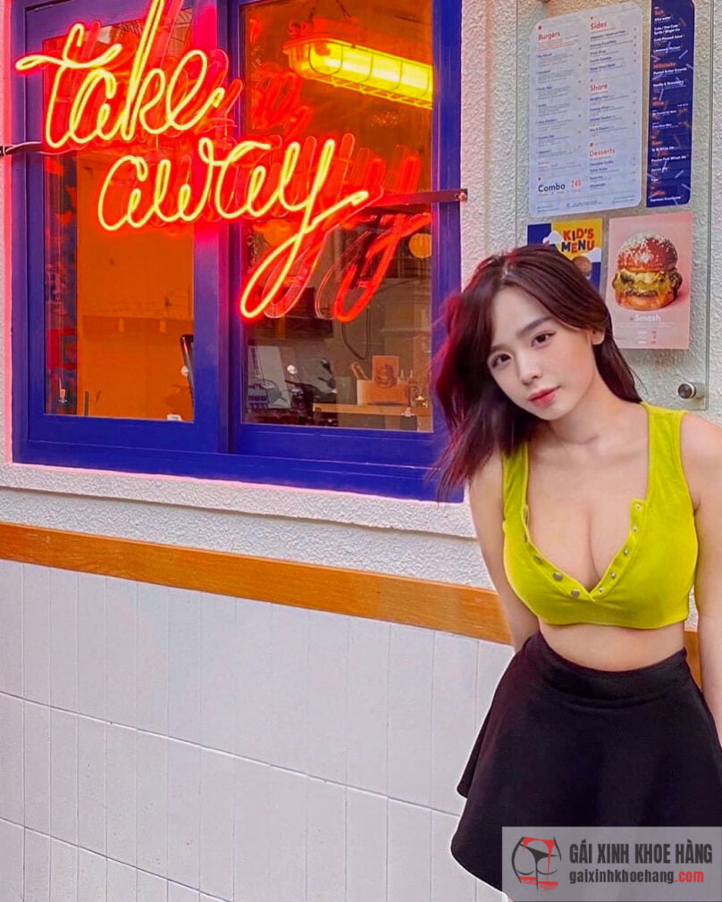 Cùng ngắm nhìn loạt ảnh khoe vòng 1 siêu khủng của hot girl 2001