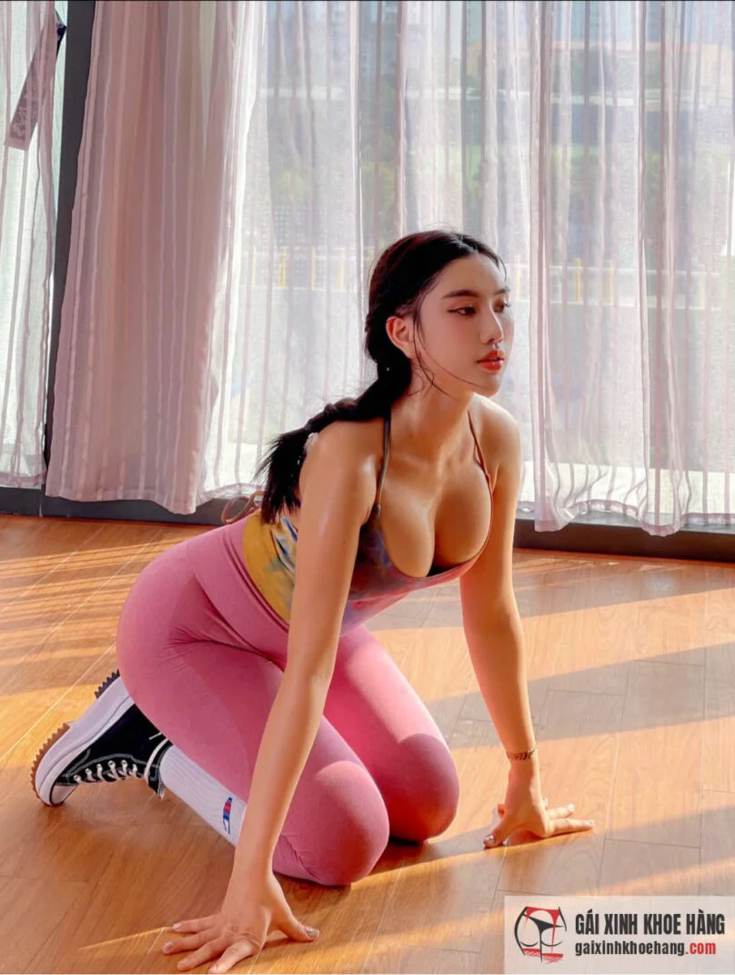 Loạt ảnh phòng gym khoe núi đôi siêu khủng của Trang Lê