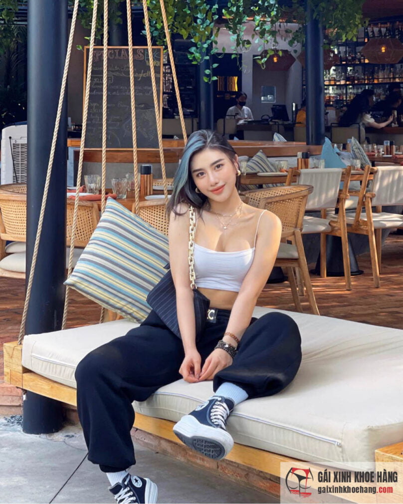 Loạt ảnh phòng gym khoe núi đôi siêu khủng của Trang Lê