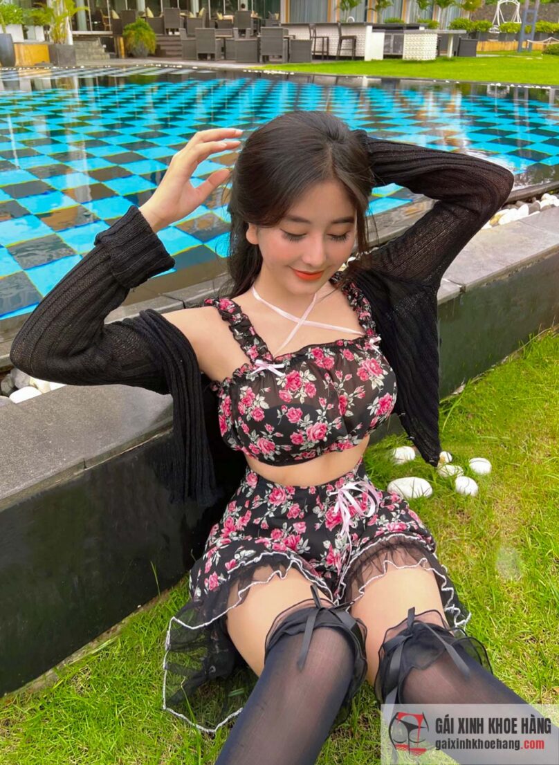Võ Ngọc Trân - Hot girl 10X sở hữu vòng eo nhỏ đến khó tin