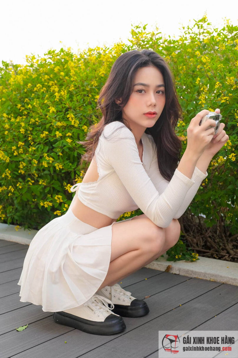 Cùng ngắm nhìn vòng eo siêu nhỏ của Võ Thúy Hằng