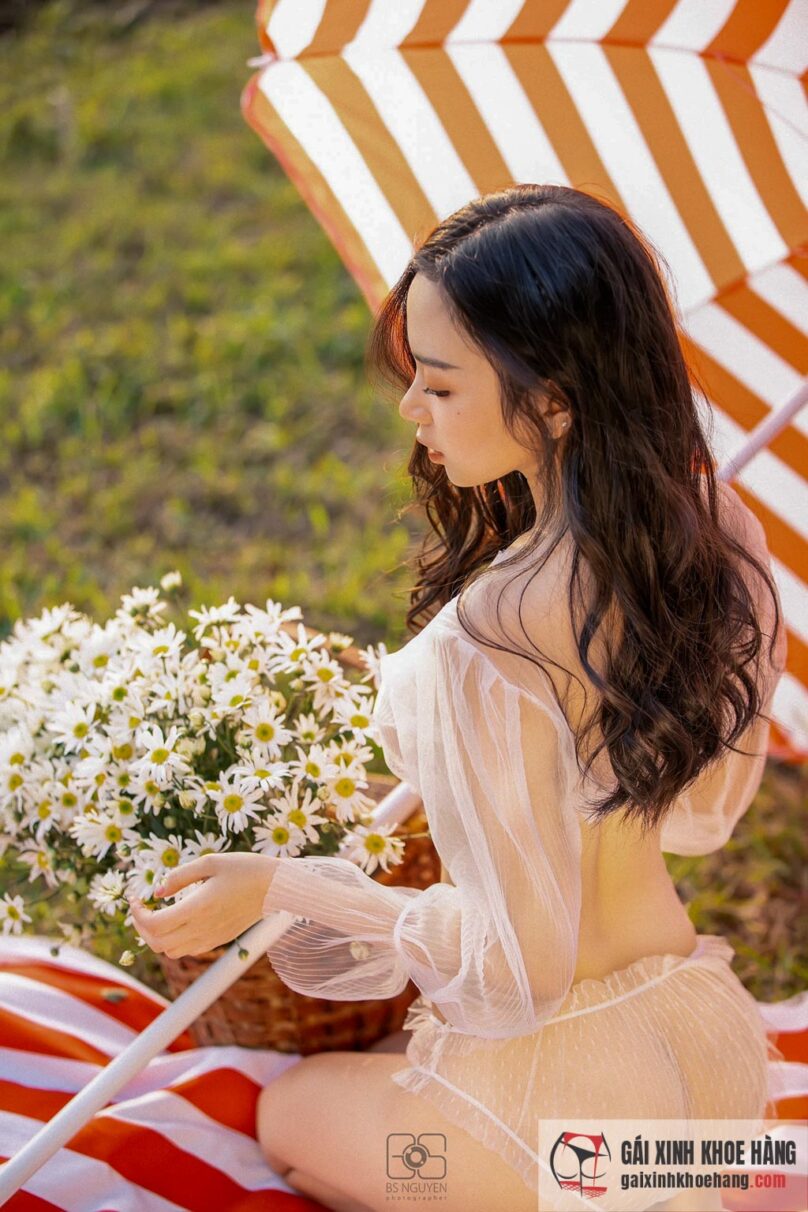 Vũ Ngọc Kim Chi mặc nội y ren xuyên thấu khiến fan bỏng mắt