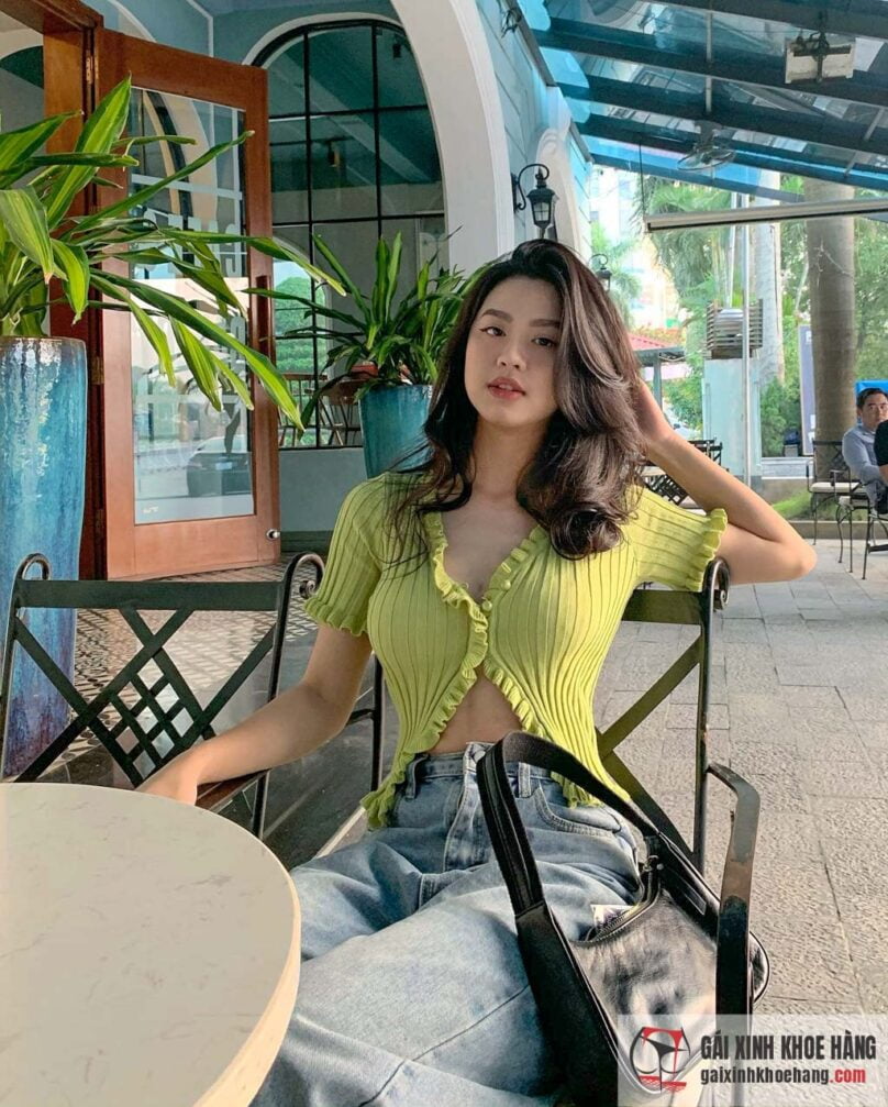 Hot girl thị phi Hàn Hằng show vòng 1 cực bốc lửa