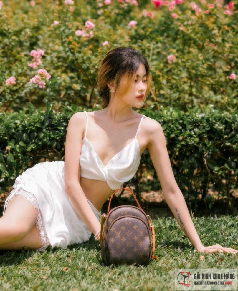 Vòng Đình Tiểu Thảo - Nữ streamer sở hữu đường cong nóng bỏng nuột nà