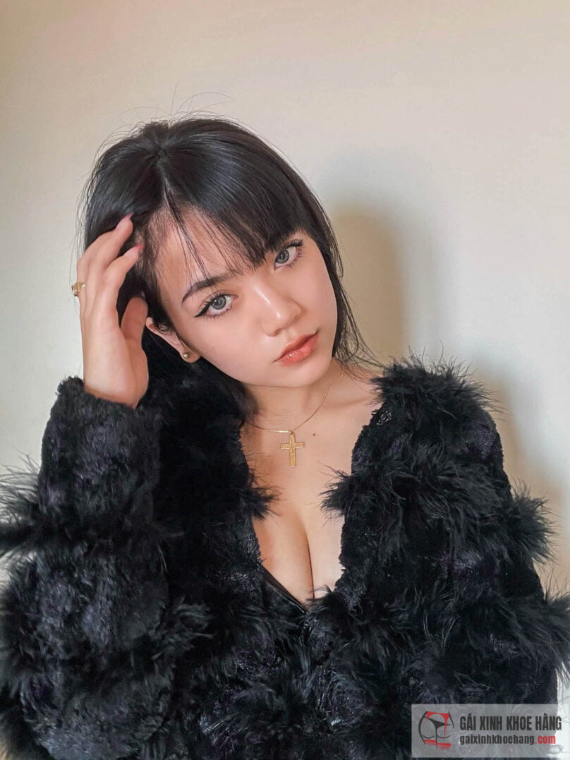 Cùng ngắm loạt ảnh khoe đường cong nóng bỏng của cô nàng!