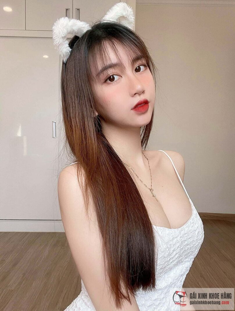 Cùng xem những hình ảnh khoe vòng 1 của Ý Nhi