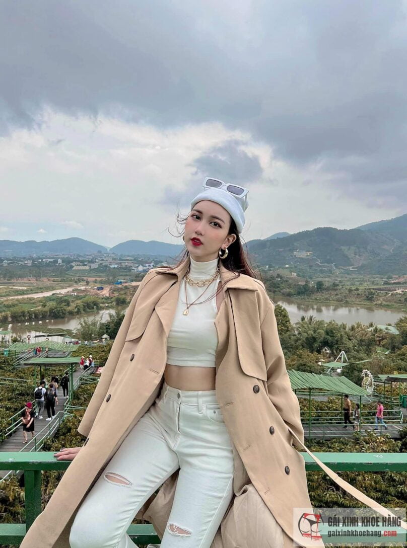 Cùng xem những hình ảnh khoe vòng 1 của Ý Nhi