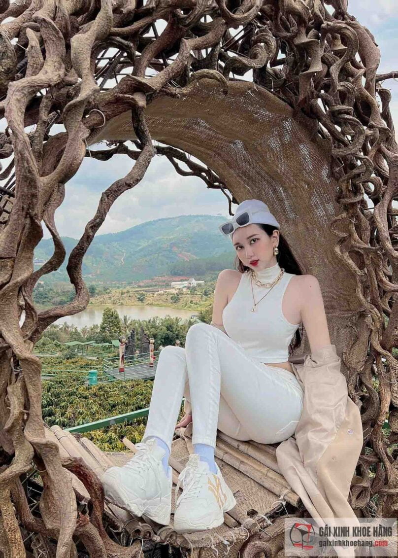 Cùng xem những hình ảnh khoe vòng 1 của Ý Nhi