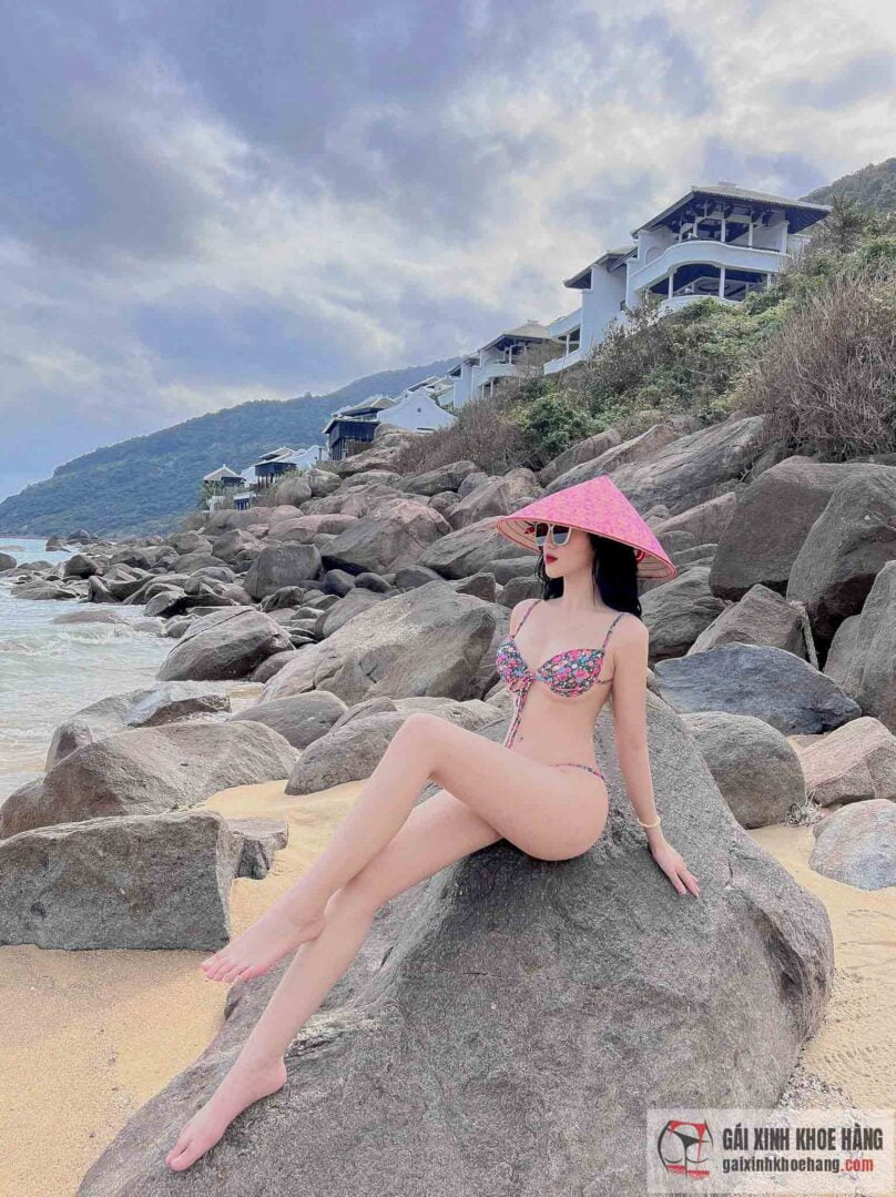 Hot girl Nguyễn Minh Ngọc khiến dân tình mất ngủ vì diện bikini thả dáng cực quyến rũ