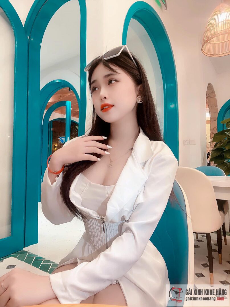 Cùng ngắm loạt ảnh xôi thịt cực phổng phao của nàng hot girl sinh năm 2k3.