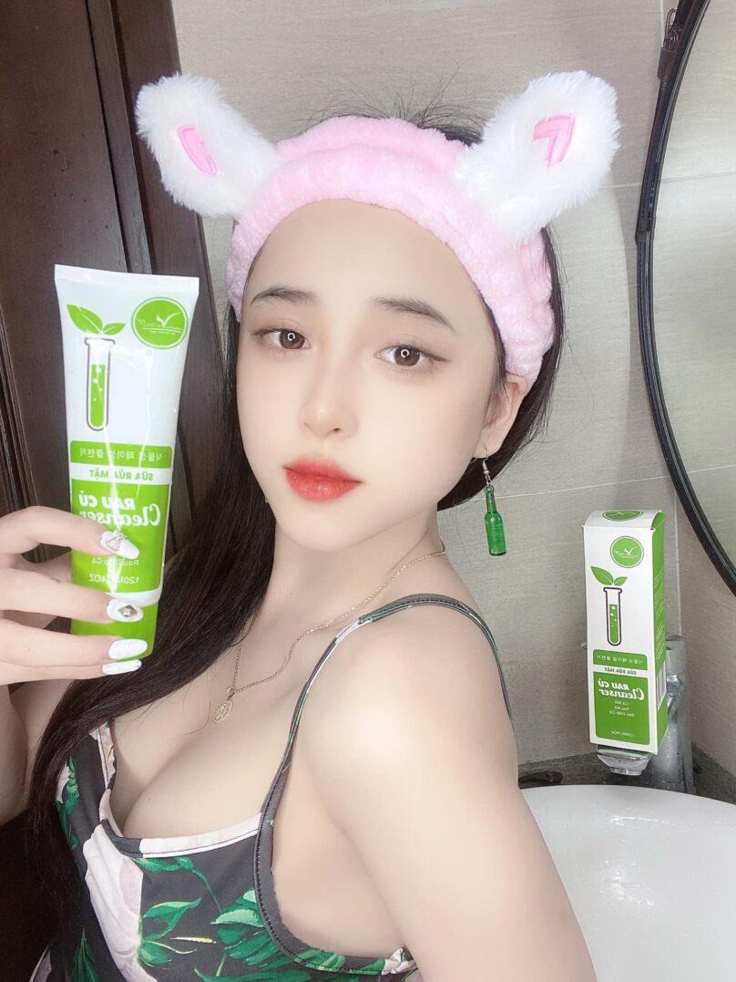 Cùng ngắm loạt ảnh xôi thịt cực phổng phao của nàng hot girl sinh năm 2k3.