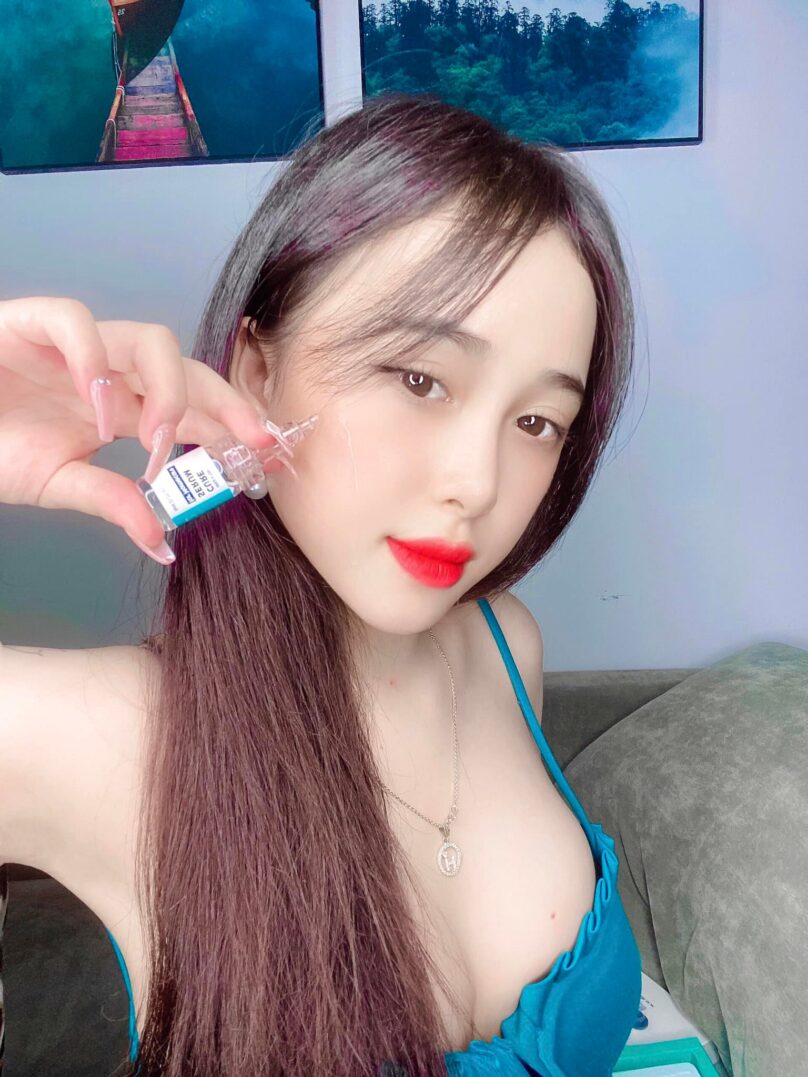 Cùng ngắm loạt ảnh xôi thịt cực phổng phao của nàng hot girl sinh năm 2k3.