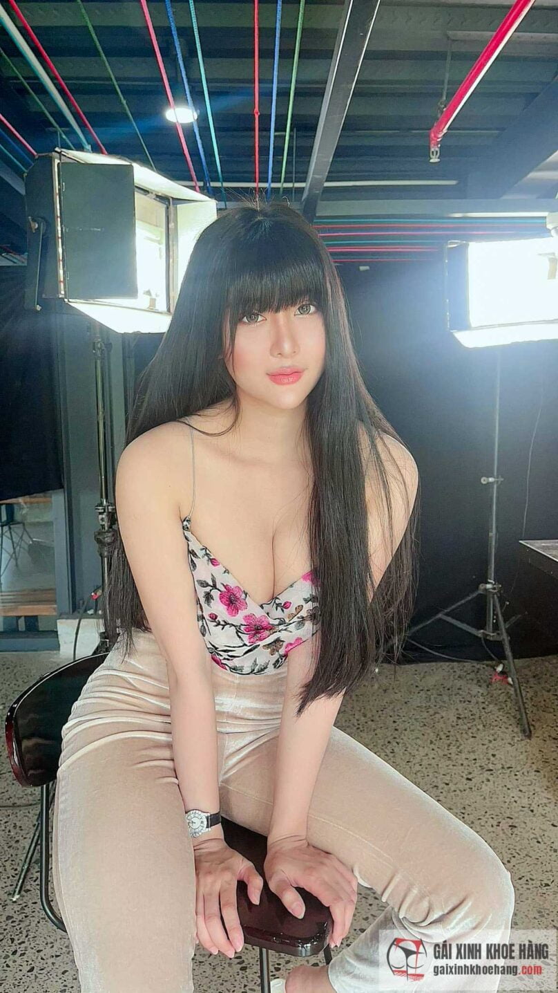 Võ Huỳnh Ngọc Phụng show hàng ngực to mông khủng táo bạo