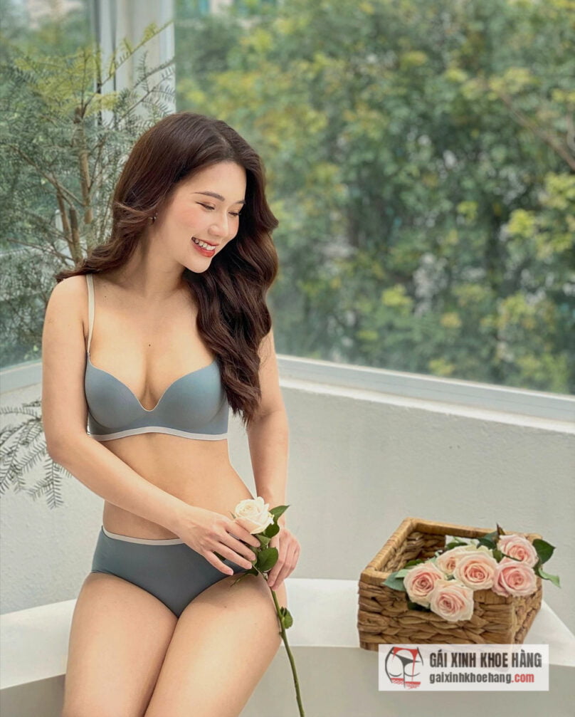 Diễn Viên Phạm Ngọc Anh mặc bikini khoe body nóng bỏng khiến fan bỏng mắt