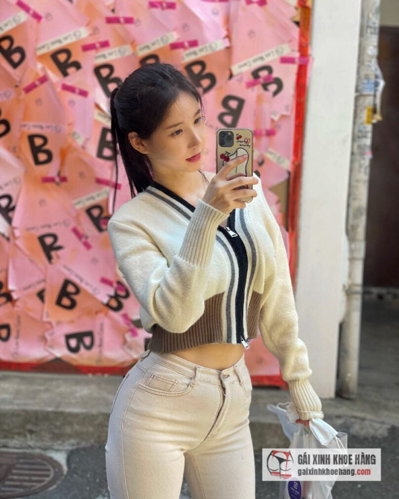 DJ Miu có gương mặt ngây thơ cùng body rực lửa