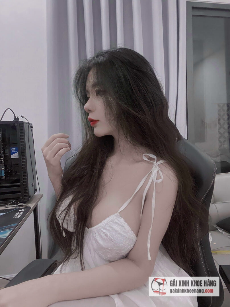 Streamer Hồng Nhung nóng bỏng với loạt ảnh khoe vòng 1 cực khủng