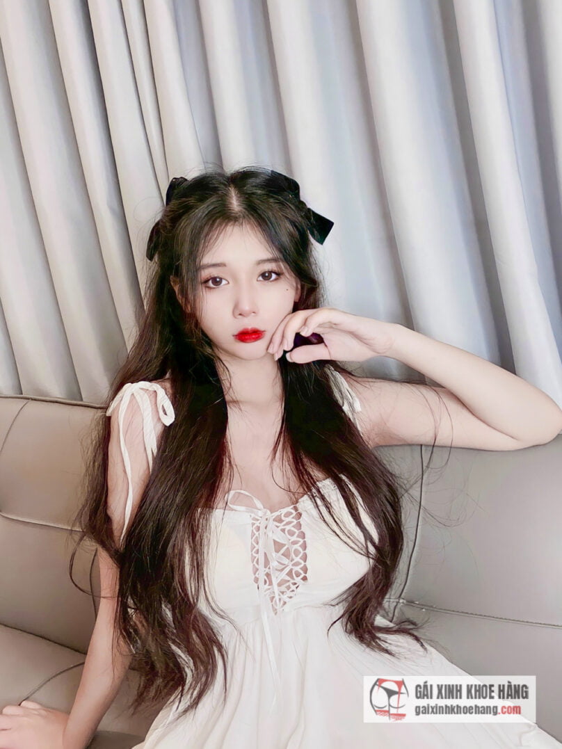 Streamer Hồng Nhung nóng bỏng với loạt ảnh khoe vòng 1 cực khủng