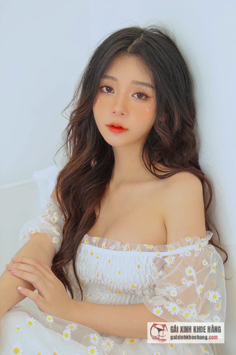 Streamer Hồng Nhung nóng bỏng với loạt ảnh khoe vòng 1 cực khủng