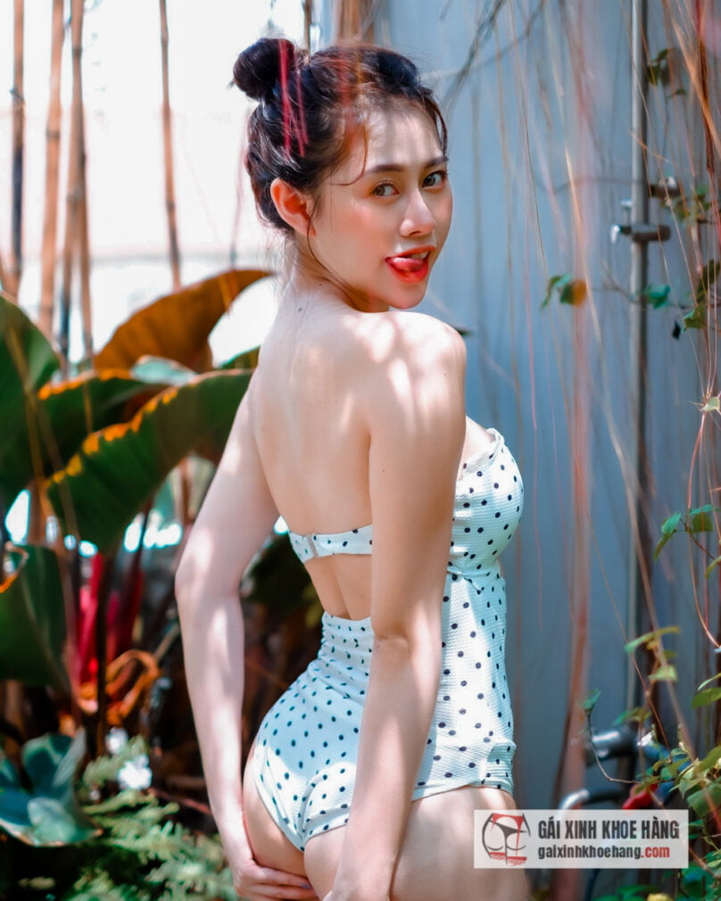 Việt Phương Thoa “em gái chị Google” mặc bikini khoe thân hình cực cháy 