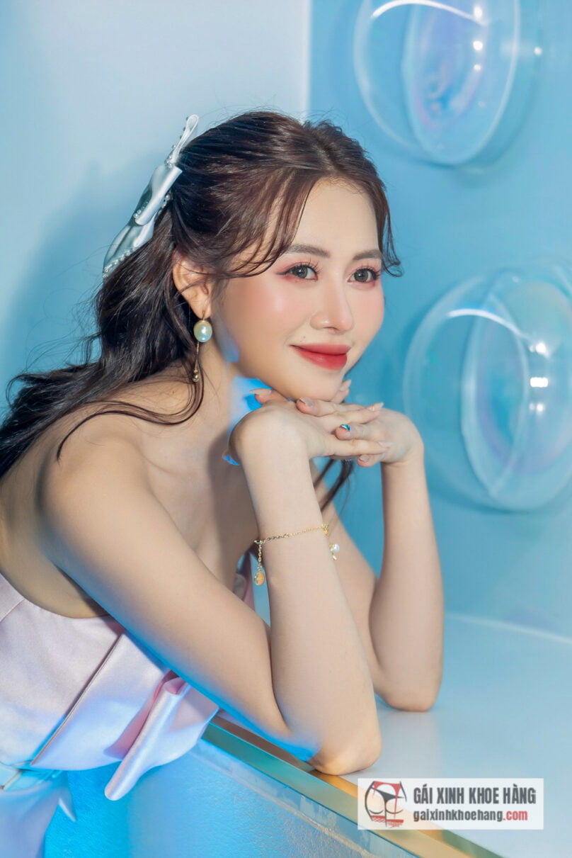Việt Phương Thoa “em gái chị Google” mặc bikini khoe thân hình cực cháy