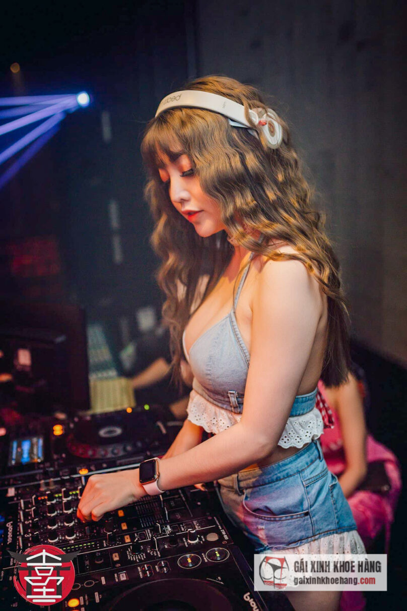Nữ DJ Bối Bối xinh đẹp quyến rũ với 3 vòng nóng bỏng 