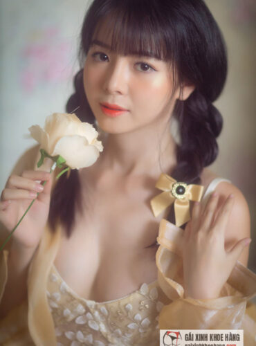 Die heiße Tiktokerin Quynh Giang ist wunderschön und beeindruckt von ihrer charmanten Erscheinung