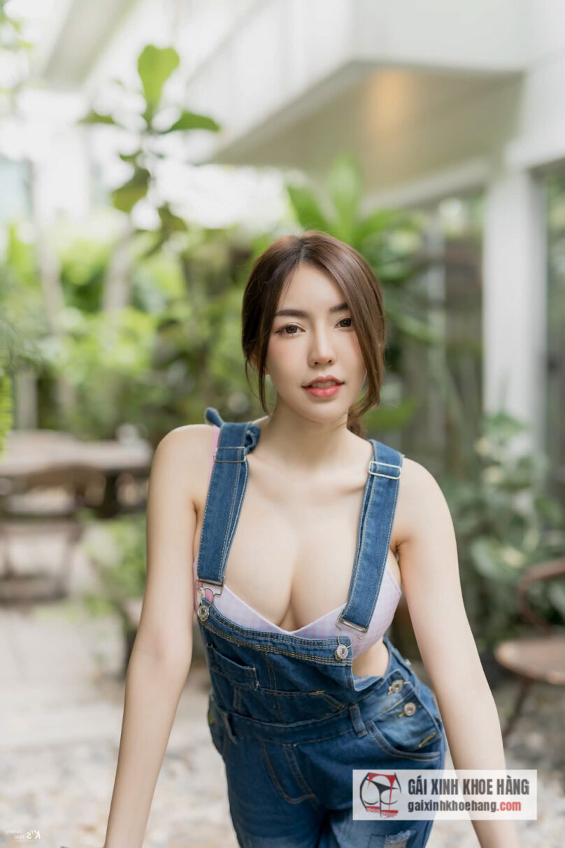 Cùng xem loạt ảnh bikini nóng bỏng của Champ Emmita!