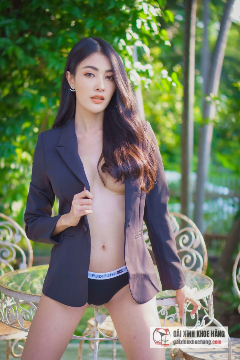 Cùng xem loạt ảnh bikini bốc lửa của siêu mẫu Mutmai!