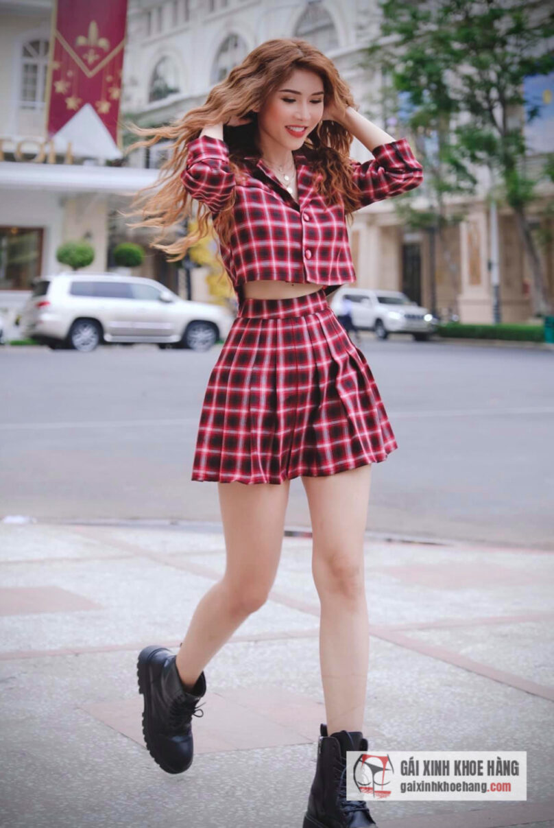 Người mẫu ảnh Nhung Dona đốt mắt khi tạo dáng nóng bỏng