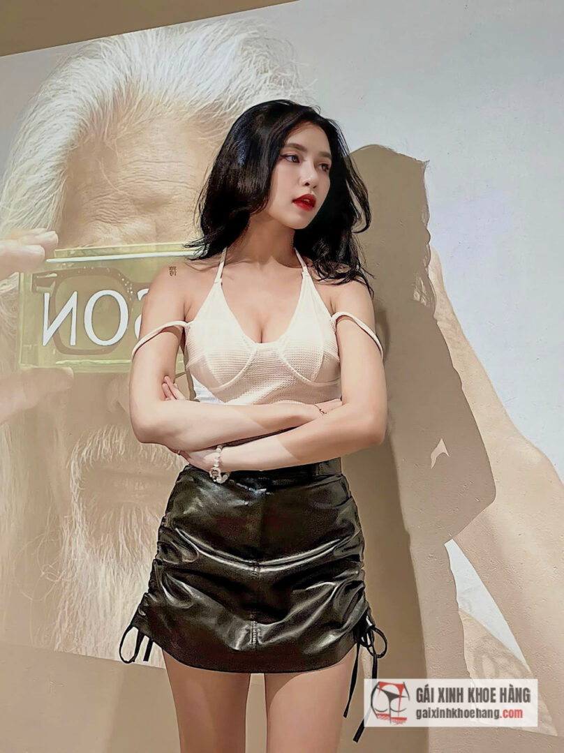 Hot girl Nhã Thy cuốn hút với vòng 1 căng tròn gợi cảm