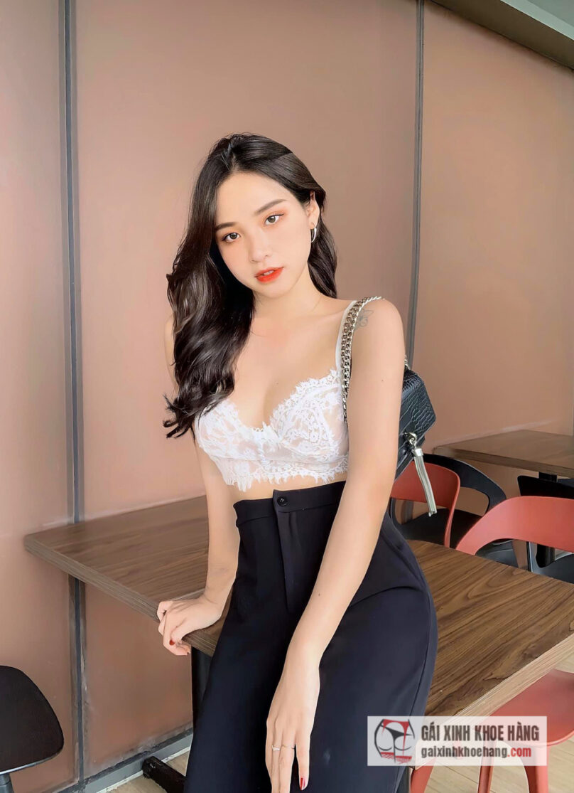 Hot girl Nguyễn Vân Anh chuộng đồ gợi cảm khoe dáng chuẩn từng centimet