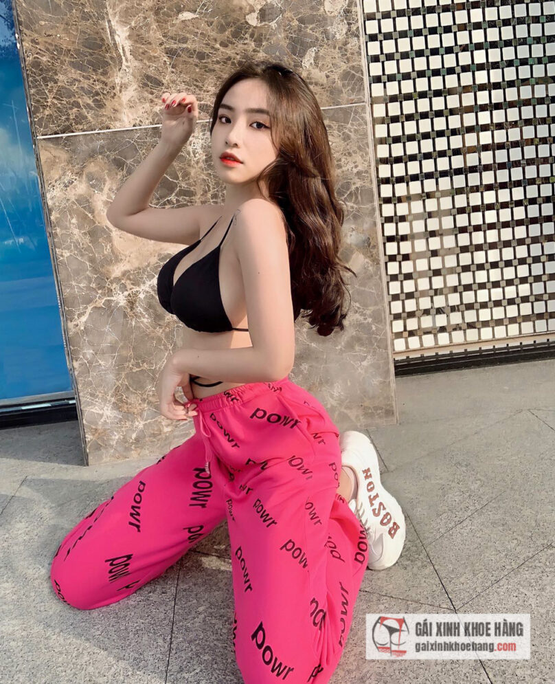Hot girl Nguyễn Vân Anh chuộng đồ gợi cảm khoe dáng chuẩn từng centimet