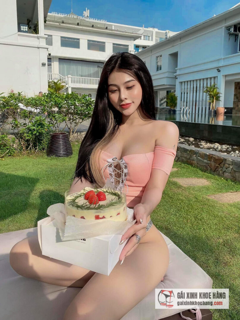 Mẫu ảnh Thiên Ân khoe body trong loạt ảnh nóng bỏng