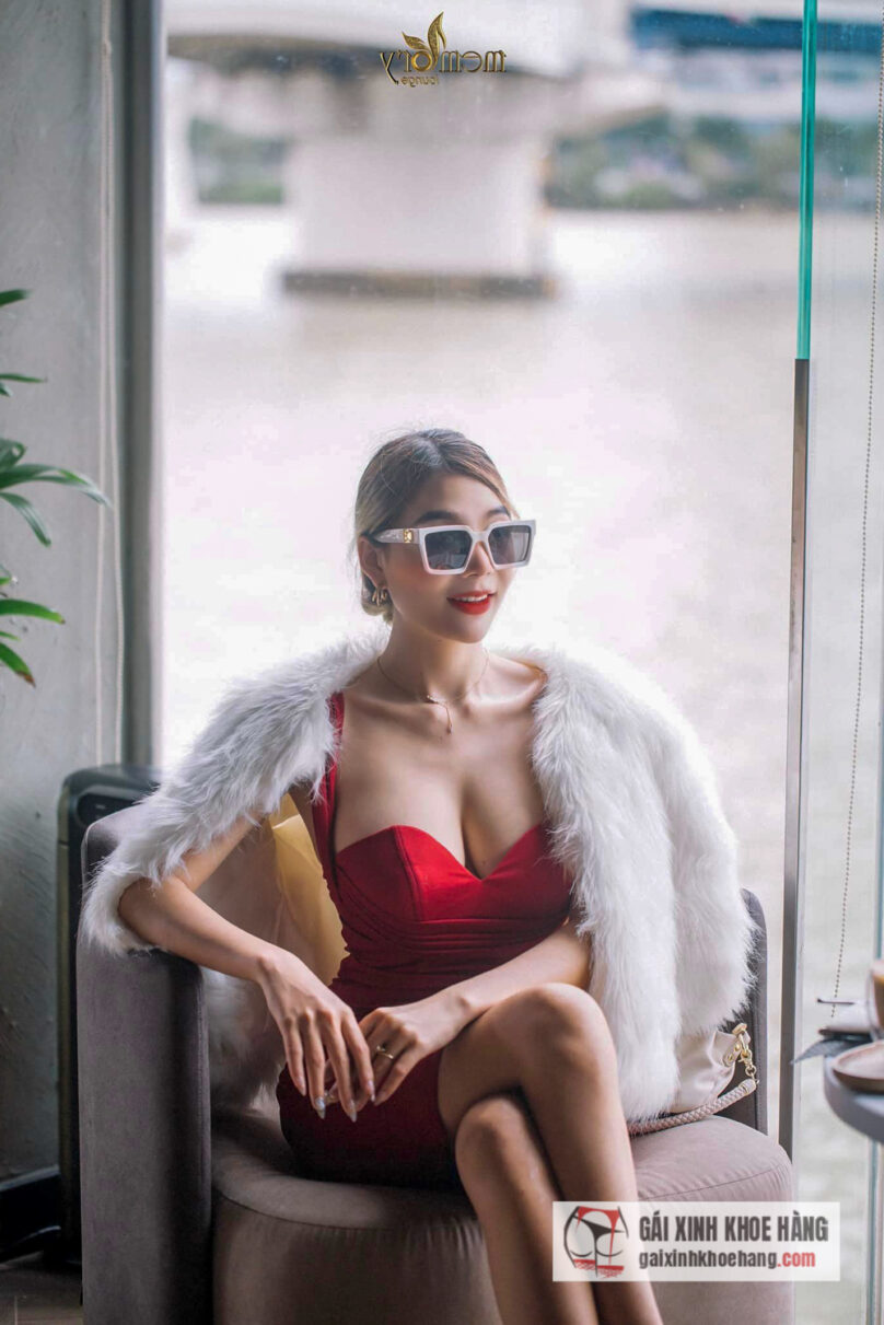Người mẫu Linh Hana xinh đẹp đa tài và thân hình siêu quyến rũ