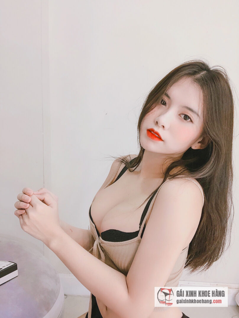 Cùng ngắm loạt ảnh của Khả Di khoe 3 vòng cực khủng!