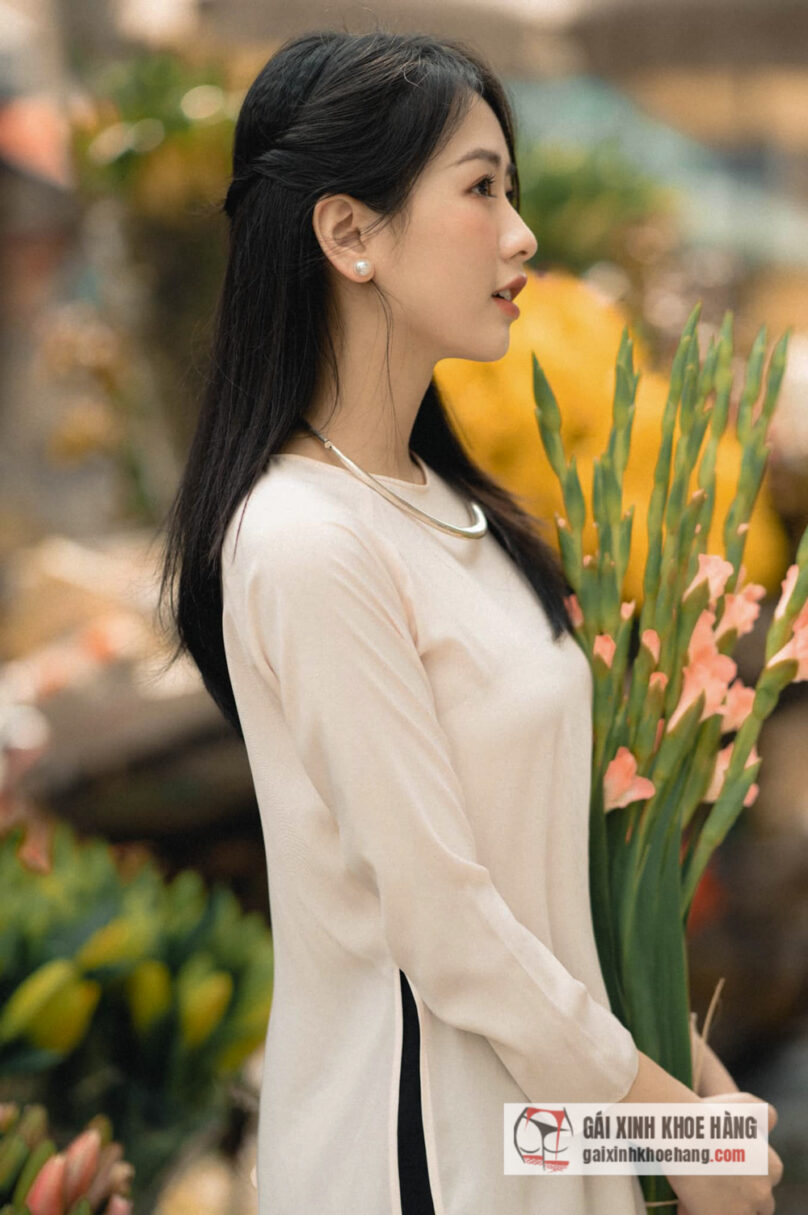 Vẻ đẹp mong manh thuần khiết thu hút mọi ánh mắt của Linh Hoài