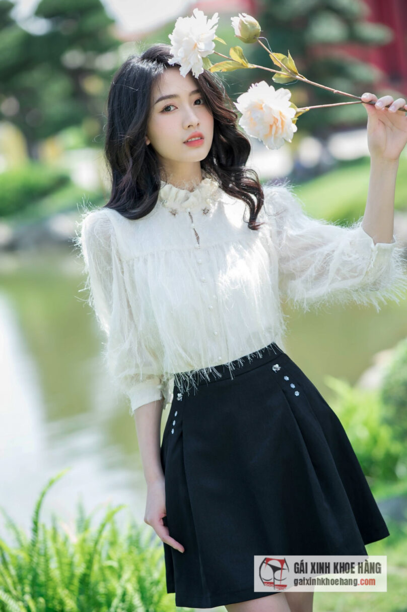 Vẻ đẹp mong manh thuần khiết thu hút mọi ánh mắt của Linh Hoài